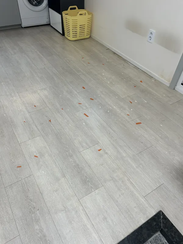 데코타일교체 재단·접착 공정 - 우드 패턴 낱장 시공 중